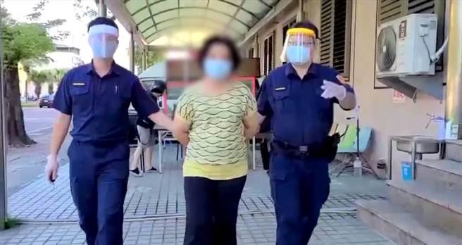 60岁李姓妇人因疫情期间找不到工作，无意间在网路上认识男网友，骗她提供帐户还可分红，没想到李妇沦为诈骗集团车手。(翻摄照片／刘宥廷高雄传真)