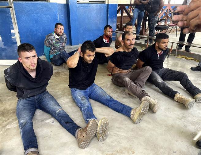 海地官方11日宣布逮捕海地裔美籍医生萨农（Christian Emmanuel Sanon），指控他是暗杀总统计画的核心人物，据接触过他的人表示，萨农自称是上帝派来统治海地。图为暗杀行动中的落网嫌犯，萨农不在其中。（资料照／美联社）