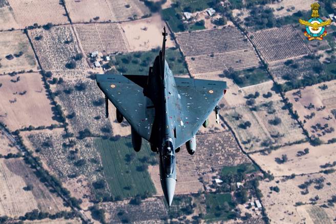 儘管印度近年来积极推动国防自主，但专家指出，印度国防工业还不够成熟，现行政策对民营企业帮助甚微。图为印度自制的「光辉」战机。（图／印度空军脸书）