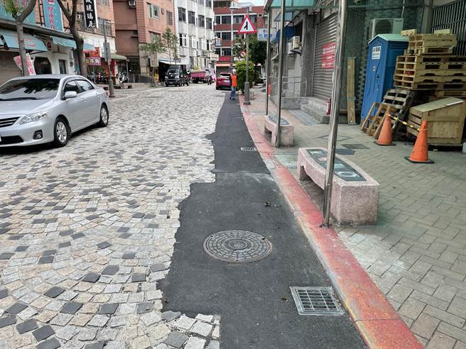 新北市莺歌老街铺面容易打滑，养工处为维护用路人安全，将对莺歌老街部分路段铺面改以沥青材质，结合三莺文创整合计画，藉由局部道路铺面的更新，提升用路人安全性，并确保娃娃车、轮椅通行的舒适性。（养工处提供）