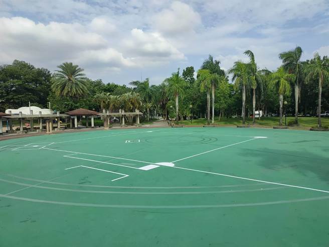 了解决轮椅族运动问题，新北市议员洪佳君与体育处协商，在板树体育馆后方广场，新设554坪的身障棒垒球练习场。（体育处提供）