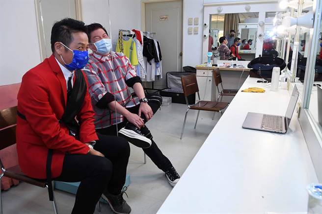 徐乃麟（左）和曾国城的扮麵副业销量都有大幅增长。（华视提供）