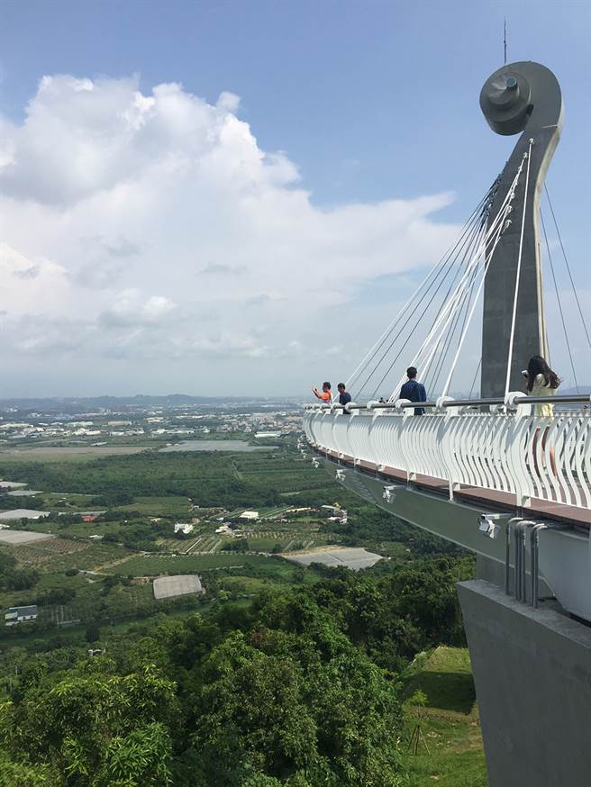 位于小岗山的冈山之眼天空迴廊高40公尺，可将四周风光尽收眼底。(摄影/陈婷芳)