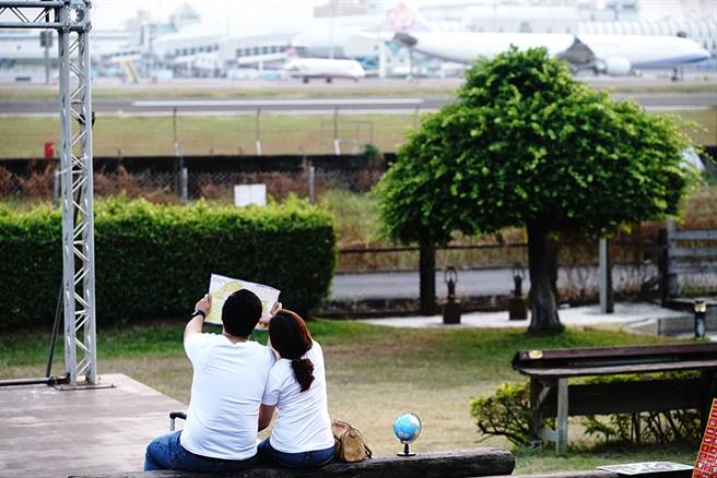 在小港机场旁有许多景观咖啡厅，可以近距离欣赏飞机起降。(摄影/曾信耀)