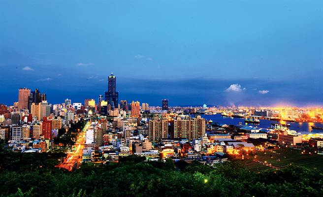 从小港区的大坪顶可俯瞰85大楼、中钢大楼等高雄地标，夜晚华灯初上更是璀璨动人。(摄影/曾信耀)