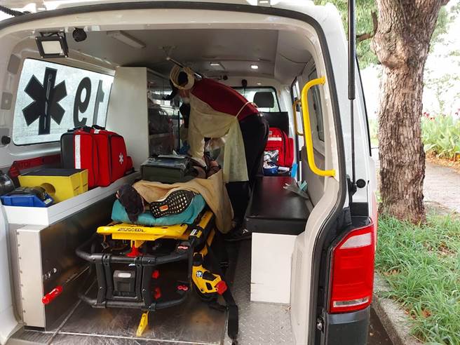 苗栗市经国路旁后龙溪堤防步道，13日傍晚惊传1名刘姓男遭雷击倒地一度命危，苗栗消防分队赶往送医急救。（读者提供／谢明俊苗栗传真）