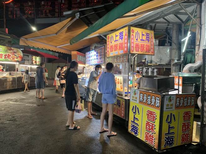 13日微解封，嘉义市夜市今只有嘉乐福夜市重开张接客，因直到5点前还在下雨，170个摊商只有30家出来摆摊，人潮也不多。（吕妍庭摄）