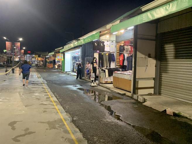 13日微解封，嘉义市夜市今只有嘉乐福夜市重开张接客，因直到5点前还在下雨，170个摊商只有30家出来摆摊，人潮也不多。（吕妍庭摄）