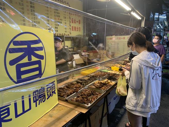 13日微解封，嘉义市夜市今只有嘉乐福夜市重开张接客，因直到5点前还在下雨，170个摊商只有30家出来摆摊，人潮也不多。（吕妍庭摄）