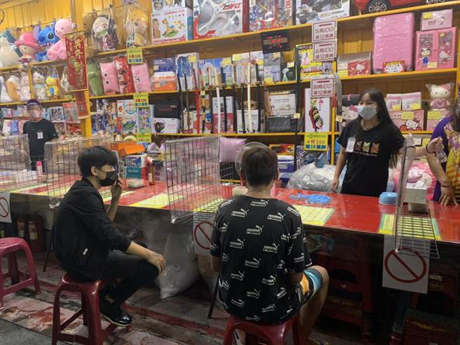 游戏摊位业者也做拉出距离，避先群聚。（吕妍庭摄）
