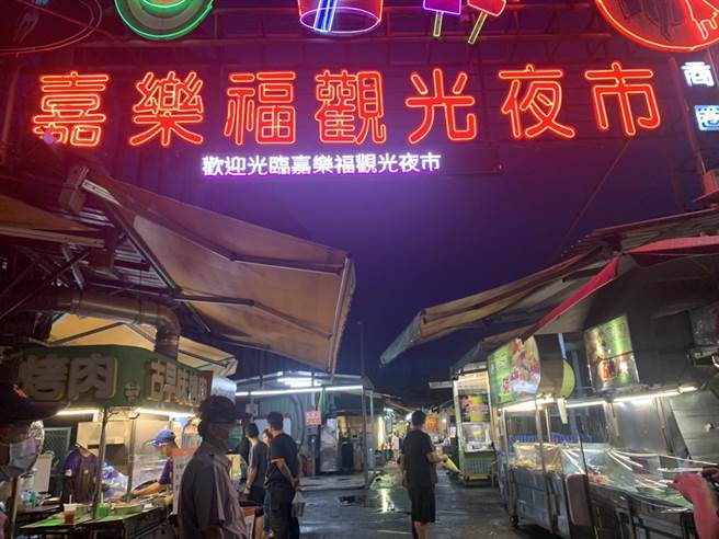 13日微解封，嘉义市夜市今只有嘉乐福夜市重开张接客，因直到5点前还在下雨，170个摊商只有30家出来摆摊。（吕妍庭摄）