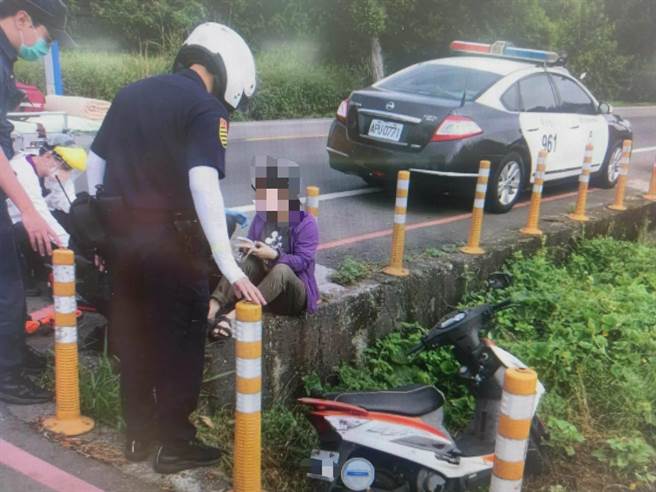 桃園市八德區40歲方姓女子今天早上騎乘機車要前往上班時，不小心連同機車跌入路旁田埂中。（翻攝照片／賴佑維桃園傳真）