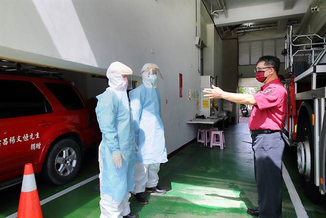 因應疫情警戒，余泰運副中隊長更加重視督導防疫專責隊，以維護同仁自身安全。（攝影/Carter）