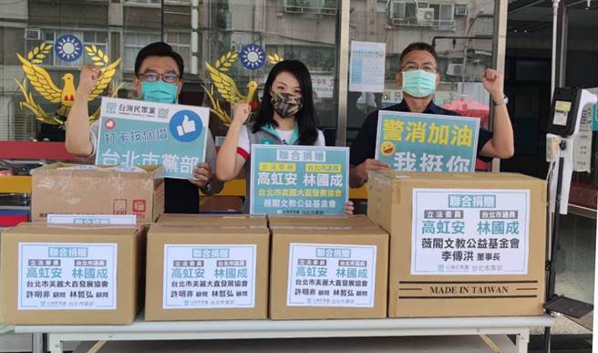 民眾党高虹安(中）、林国成（左）合力挺警消，义捐个人防疫装备，减轻基层同仁负担。

