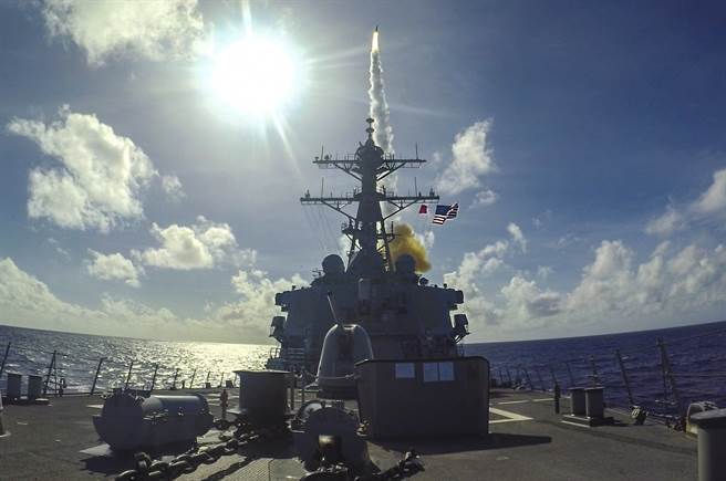 美軍本福德號驅逐艦發布與新加坡海軍演習時發射標準-2型飛彈的照片，回擊解放軍的警告聲明。（圖／美軍太平洋艦隊）