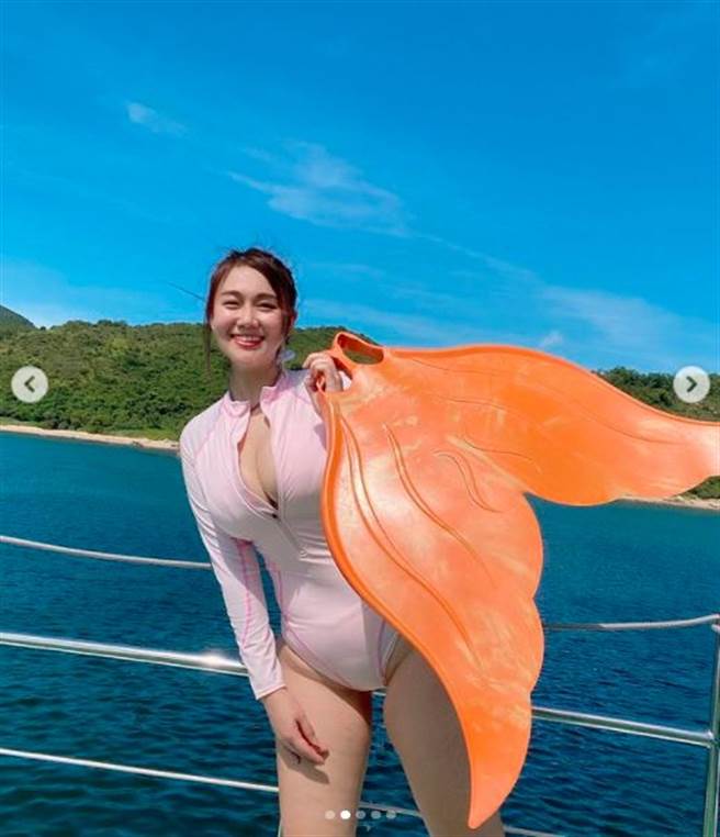 白云泳衣拉炼看起来快被撑爆。（图／翻摄自IG）