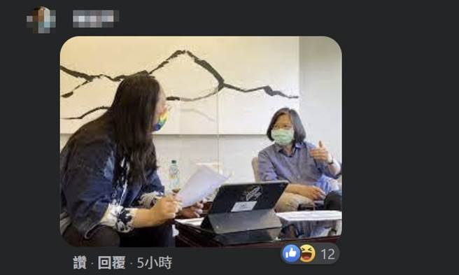 有网友贴出唐凤穿牛仔外套与蔡英文会面照片，呛黄越绥双标，不敢评论。(图／翻摄自脸书)