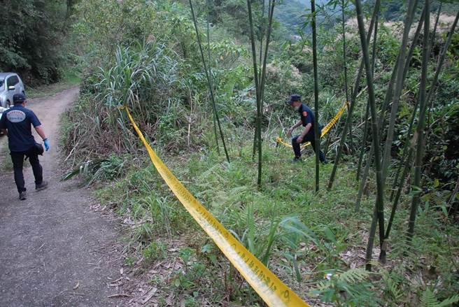 吴姓农民今年5月间在新北市石碇区十八重溪中民桥上游处种菜，无意间却发现一具男性尸骨。（翻摄）