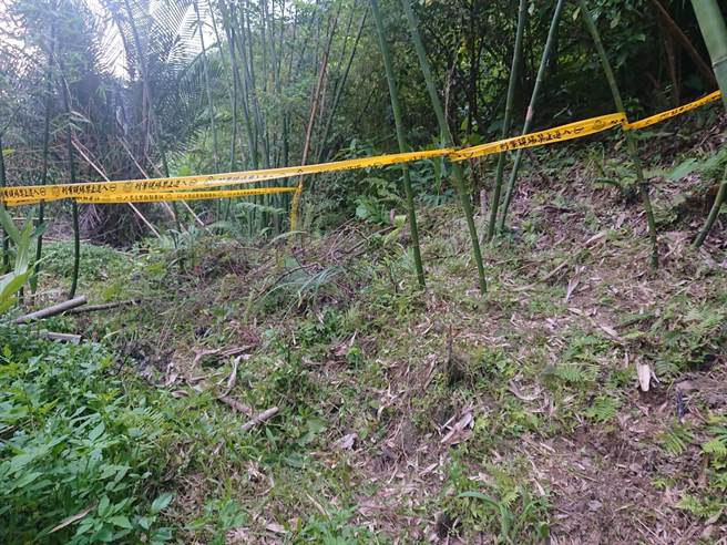 吴姓农民今年5月间在新北市石碇区十八重溪中民桥上游处种菜，无意间却发现一具男性尸骨。（翻摄）