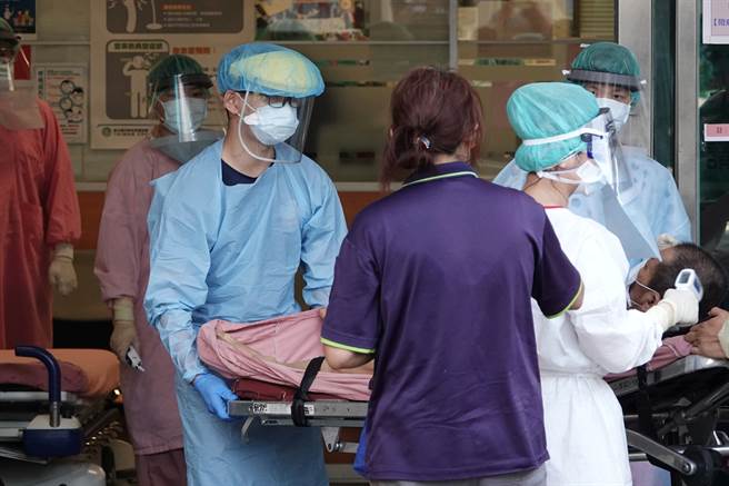 胸腔医苏一峰直指，台湾染疫死亡率高的原因，就在于重症医疗不足，而造成此现象的就是源头就是苛刻的健保制度，导致重症医疗人才荒。(图／黄世麒摄)