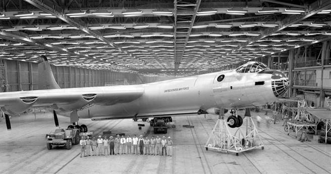 在生产间的B-36轰炸机，与前方合照的人群相比，可窥见它的巨大。(图/洛克希德马丁)