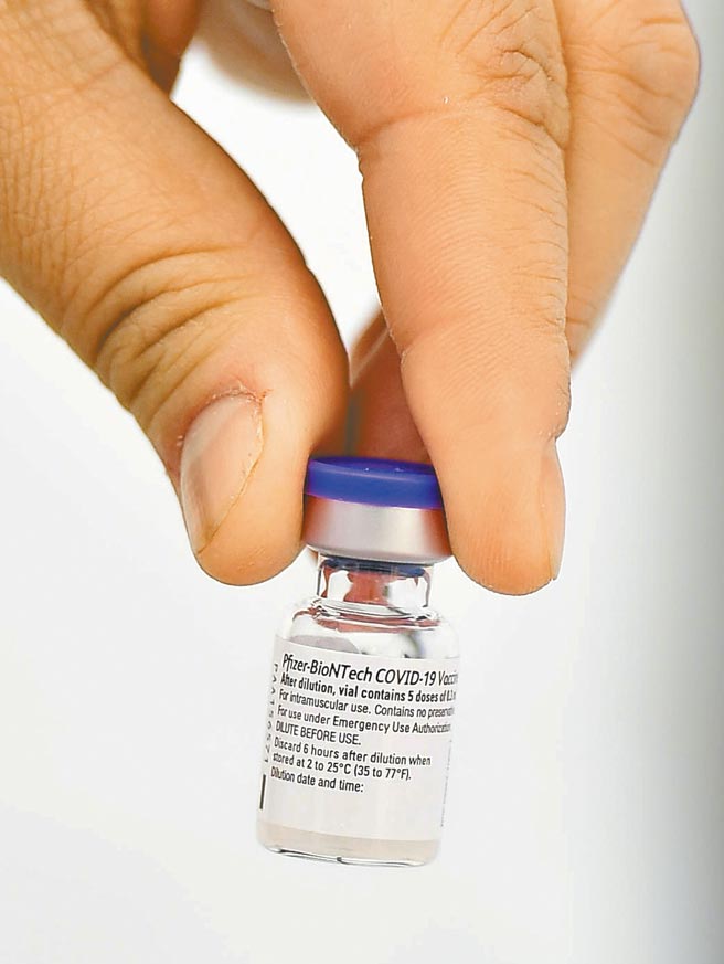 台积电与永龄基金会完成BNT疫苗採购及捐赠契约，估计将斥资百亿元，购买1000万剂，首批最快9月底可送抵台湾。图为BNT疫苗。（路透）