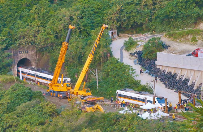 台鐵太魯閣號出軌重大意外，造成49死、247輕重傷。（本報資料照片）