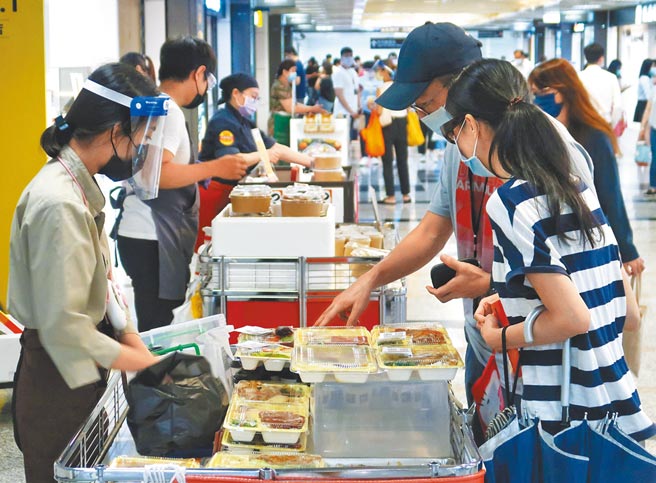 中央流行疫情指挥中心宣布对新冠疫情三级警戒「微解封」，13日后餐厅可有条件开放内用，但全台各县市维持禁止内用。12日中午用餐时间，百货公司美食街摆设外带摊位，维持营运。(王英豪摄)