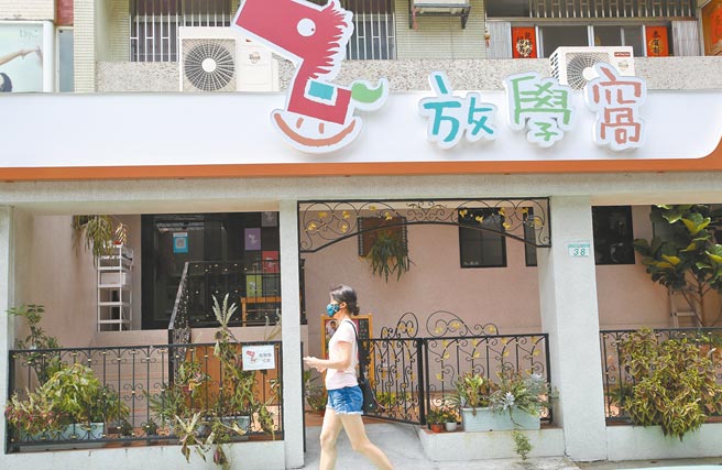 民进党正国会立委，包括陈亭妃、庄竞程、吴琪铭、蔡适应、陈秀宝、黄秀芳、陈欧珀等7位立委昨再共同举办「补强纾困安全网」记者会，盼政府在照顾老年与幼年方面可以更精进。（本报资料照片）