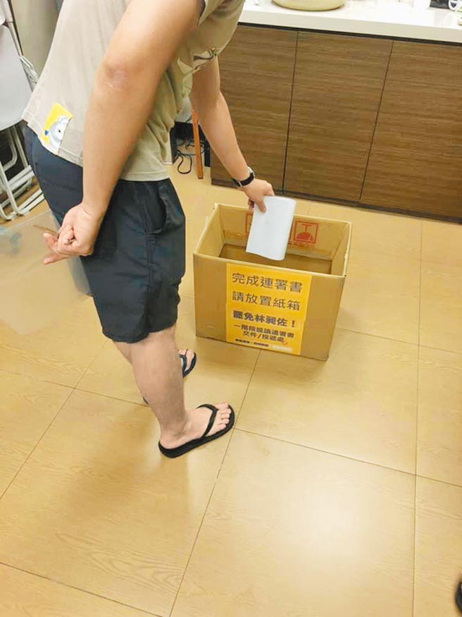 罢昶团队公布首波连署站点，有万华人昨亲自投递连署书。（罢昶团队提供／张薷台北传真）