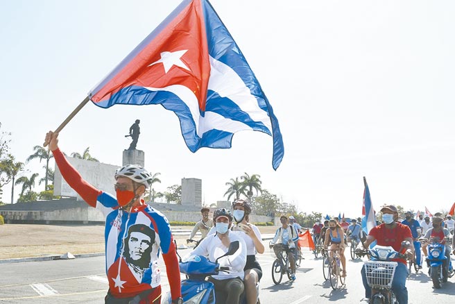 数以千计古巴民眾11日在首都哈瓦那和其他多个城市举行了罕见的反政府抗议活动，游行中还有人高喊「打倒独裁！」。图为古巴示威示意图（新华社）