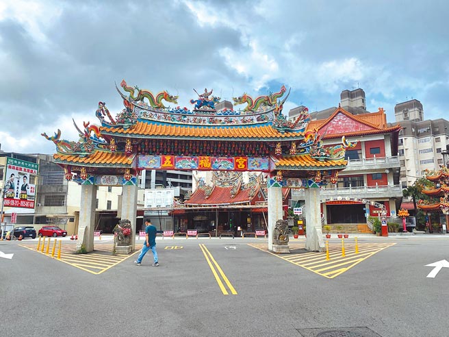 桃園市五福宮主委陳宗賢怒嗆中央不顧民間習俗，強調中元普渡的日子不可隨意更動。（姜霏攝）