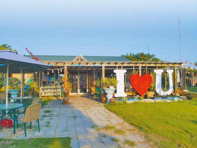 彰化县二林镇是全台种植酿酒葡萄及酒庄密度最高的地方，镇上有超过20家酒庄，2008年二林农会成立「台湾酒窖」，室内陈列各酒庄酒款，如今惊传经营不善，将在年底熄灯。（农会提供／吴建辉彰化传真）