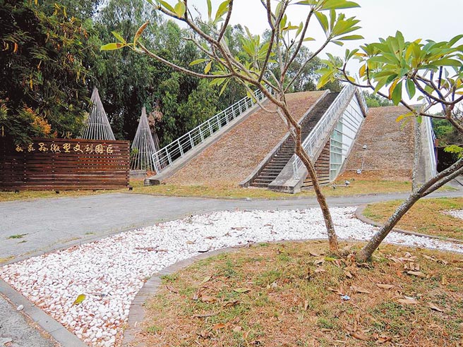 嘉义县政府2018年计画把嘉县文化集会所及后方台糖土地，发展成「微型文创园区」，因投资成本高达8亿元，厂商兴趣缺缺。（本报资料照片）