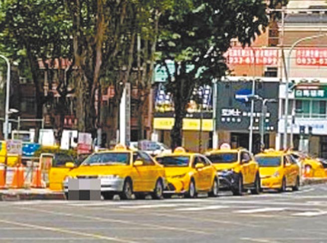 北北基桃计程车司机已列入施打疫苗对象，高雄市计程车公会盼高市9300多辆计程车也能纳入。（石秀华摄）