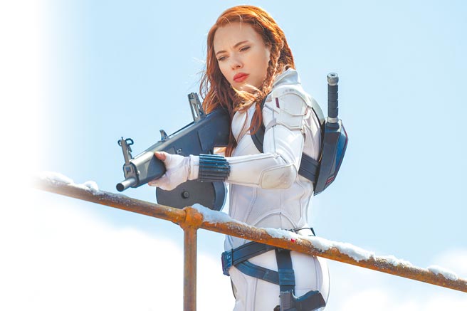 电影院重开大门，漫威大作《黑寡妇》领衔起跑，将于14日上映。（迪士尼提供）