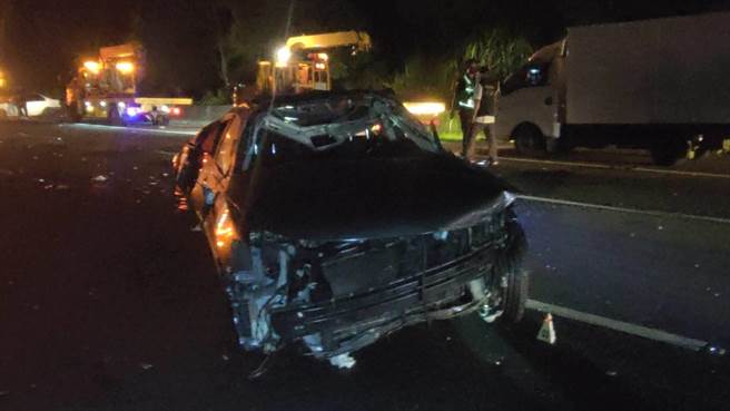 國道1號北上121公里造橋路段，14日凌晨發生4車追撞車禍。（讀者提供／謝明俊苗栗傳真）