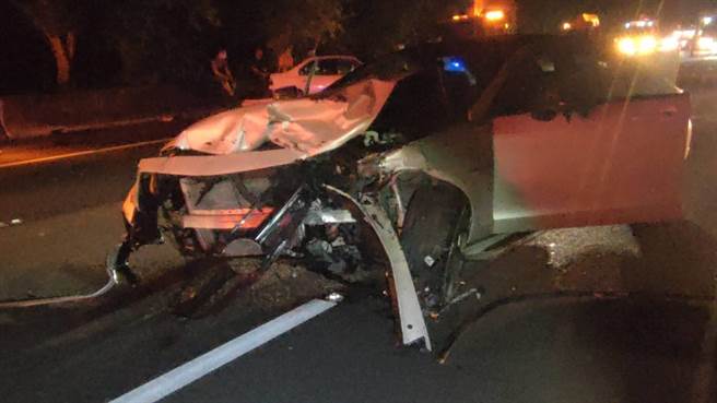 國道1號北上121公里造橋路段，14日凌晨發生4車追撞車禍。（讀者提供／謝明俊苗栗傳真）