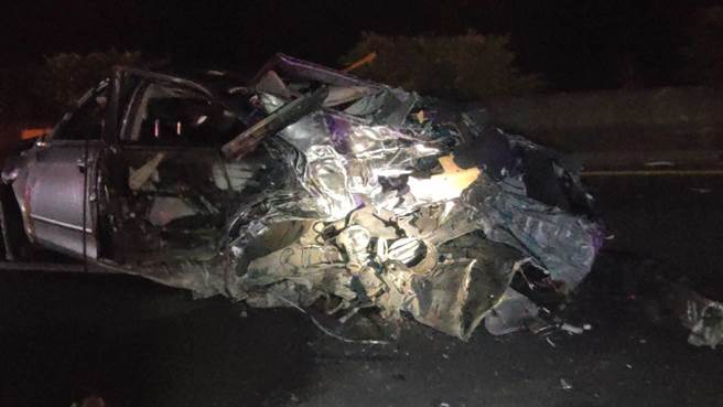 國道1號北上121公里造橋路段，14日凌晨發生4車追撞車禍。（讀者提供／謝明俊苗栗傳真）