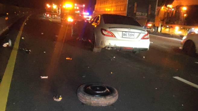 國道1號北上121公里造橋路段，14日凌晨發生4車追撞車禍。（讀者提供／謝明俊苗栗傳真）