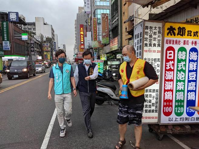 市議員江肇國與經發局副局長李逸安，在昨天微解封第一天馬上到中華路觀光夜市關心。（市議員江肇國服務處提供）