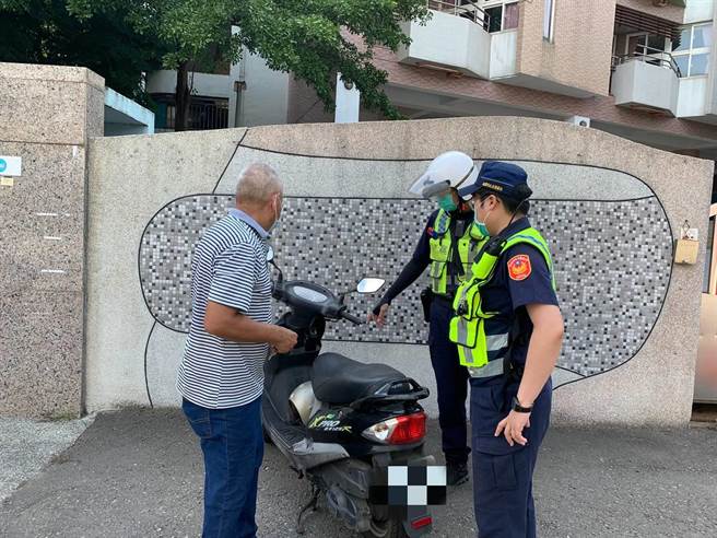 老翁打完疫苗返家時找不到機車，暖警即時協助找尋。（姜霏翻攝）