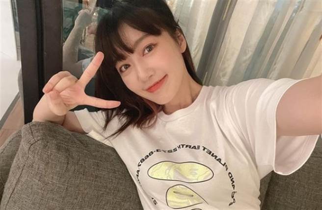 女星泱泱外型纤细甜美，个性天然呆，被封为「国民老婆」。(翻摄自泱泱IG)