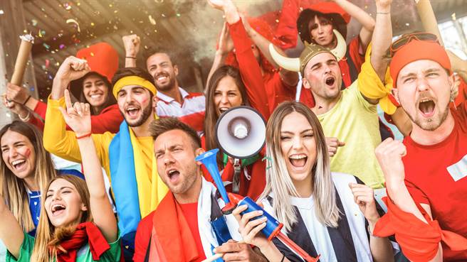 义大利女球迷在义大利赢得胜利后，爬上好友肩上大方掀衣露双峰庆祝，却遭咸猪手攻击。图片为示意图非本人（图／shutterstock）