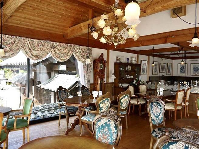 ▲窗外就是松浦史料博物馆的入口，另一面则是平户港的码头风景。　记者-徐意雯／摄