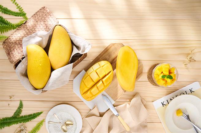 芒果狂饗曲即日起至7/31，高雄首選水蜜桃芒果、蜜芒果、黑香芒果、玉文芒果、金煌芒果，芒果很忙！（圖片提供/高雄市政府農業局）