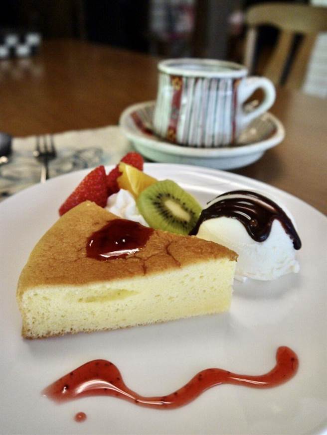 ▲咖啡熊泽除了蛋糕加饮品的组合外，也有提供轻食。　记者-徐意雯／摄