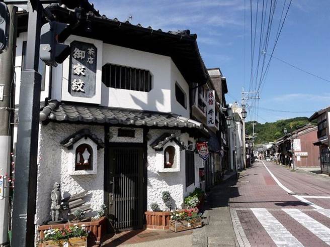 ▲在一排茶色的老街建筑中，黑白色调的御家纹非常抢眼。　记者-徐意雯／摄