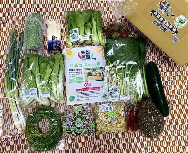 高雄首選電商平台推出限量500箱的新鮮蔬果箱，已搶購一空。市府再推高雄好家載「揀好蔬果箱」，結合計程車業者產地新鮮直送，同樣深受消費者青睞。（圖片提供/高雄市政府農業局）