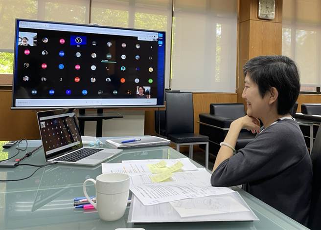 高美馆馆长李玉玲透过视讯会议献上得奖祝福，并邀请得奖者与大眾分享创作心路歷程。（图片提供/高雄市立美术馆）